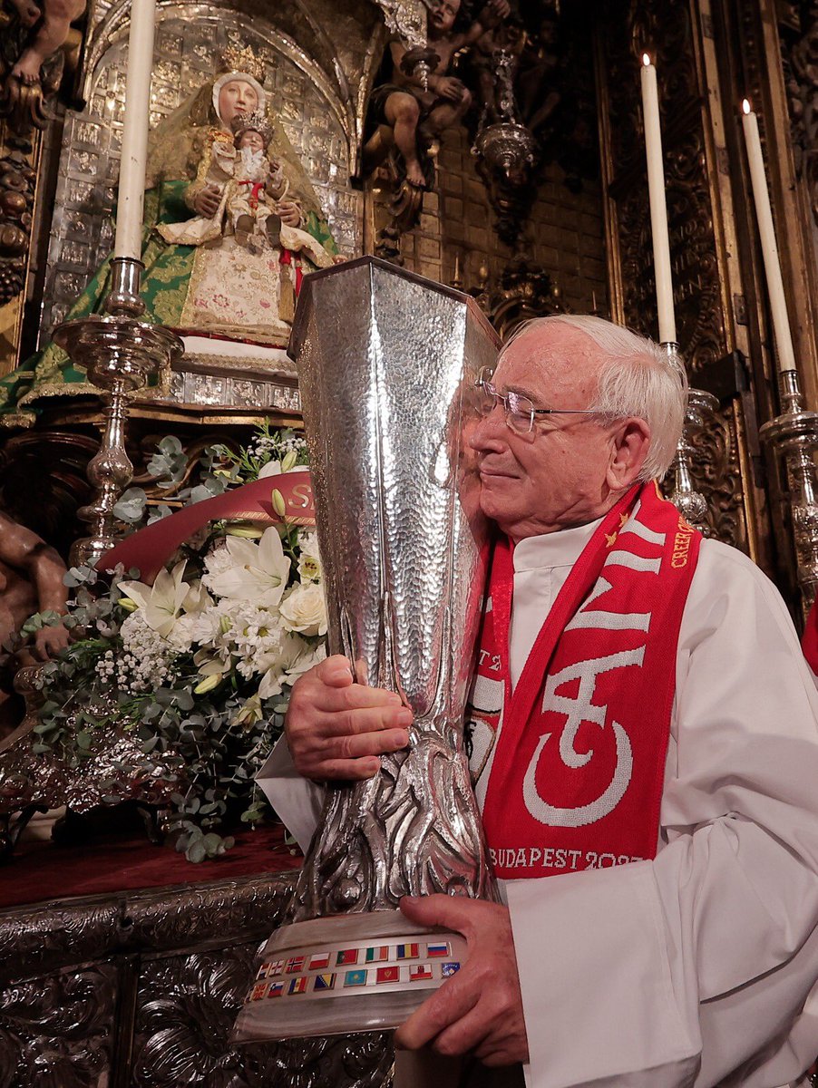 Archisevilla1's tweet photo. El @SevillaFC presenta a la patrona de Sevilla, la Virgen de los Reyes, su séptimo título de campeón de la #UEL, logrado ayer en Budapest (Hungría). Felicidades a los campeones. https://t.co/p3SFkW4OH3