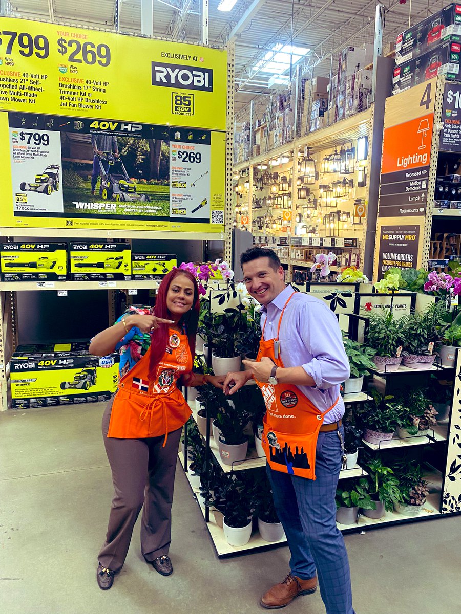 Great time spending time with SM @jason_a_brehm from 0121 Peer to peer Walk🙌 great job Jason your store looks great 💵💸💴💰🙌 @mlindsey1223 @philp_scott 🙌🧡 🙌🧡 #FlagshipDistrict #FlagshipLeaders