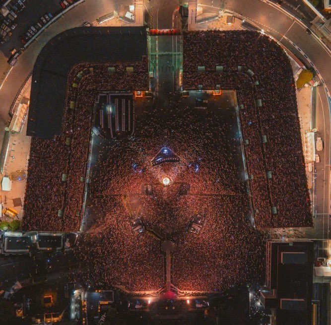 LanaDReyOnline's tweet photo. Lana Del Rey’s show in Mexico on August 15th has now officially sold out! Del Rey will perform at Foro Sol for a crowd of 65,000.

According to Ticketmaster, over 90,000 people waited in the virtual queue. https://t.co/VM1lLF4yNy