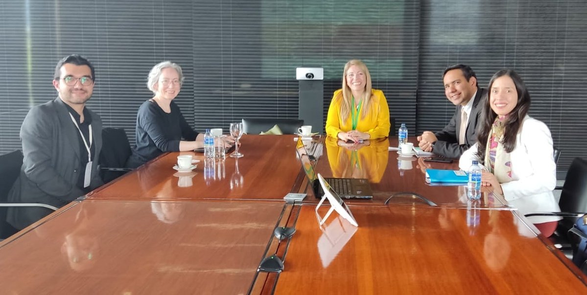BogotaInter_nal's tweet photo. 🇨🇴I🇵🇾 En el marco de #SmartCityBog 2023, nos reunimos con @STP_Paraguay y @planeacionbog  para compartir buenas prácticas del  #POTBogotáReverdece y cómo incorpora conceptos de innovación en implementación.

¡Bogotá, ciudad inteligente referente de la región! 🌆💡 https://t.co/NoFhl9rFVr