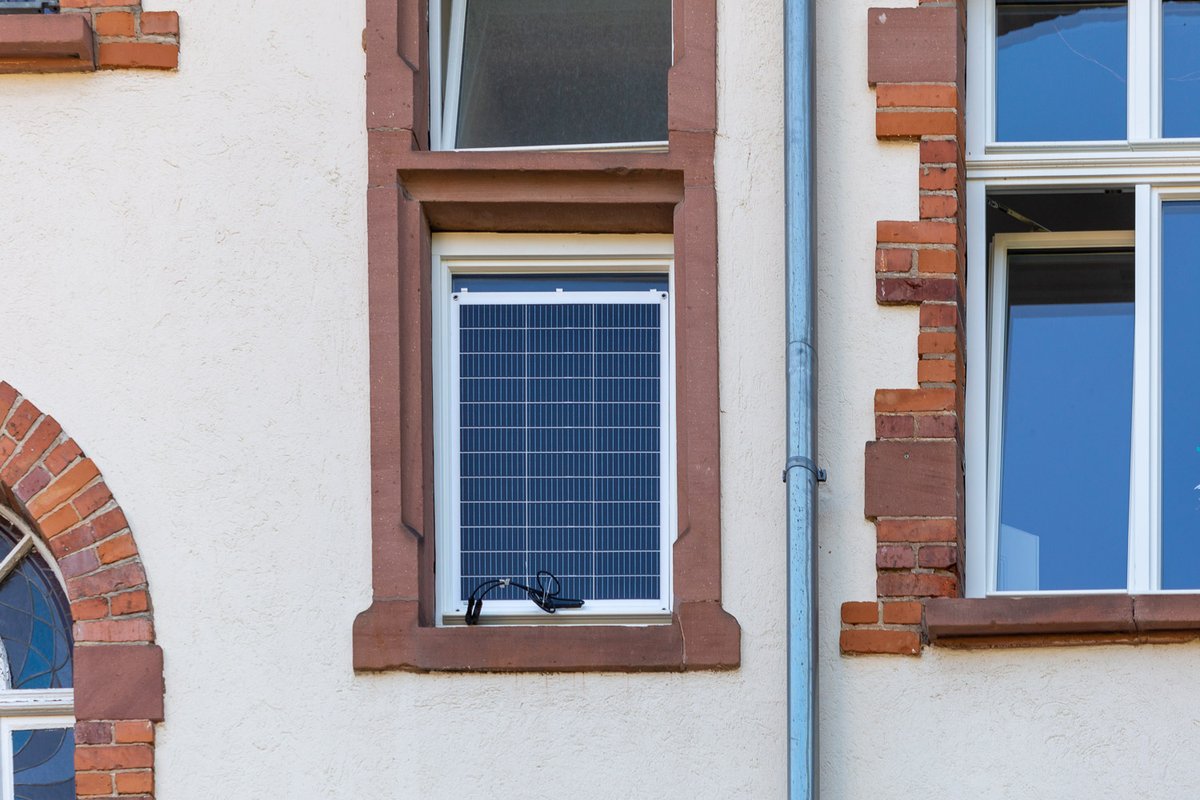 Fenstersolar - Ersatz für Alufolie. Der Raum dahinter braucht kein Licht, aber so isses doch noch angenehm hell. 130Wp, deckt Kühlschrank und Router ab. Mindestens. #balkonsolar #jederquadratmeterpvzaehlt