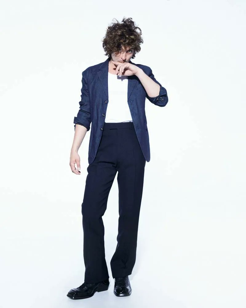 Maximiliano Calvo publica su primer LP, una oda a la noche, al rock &amp; roll y a los espíritus libres. Un disco donde el argentino se muestra en su máximo esplendor. buff.ly/3WM5W1t #popargentino