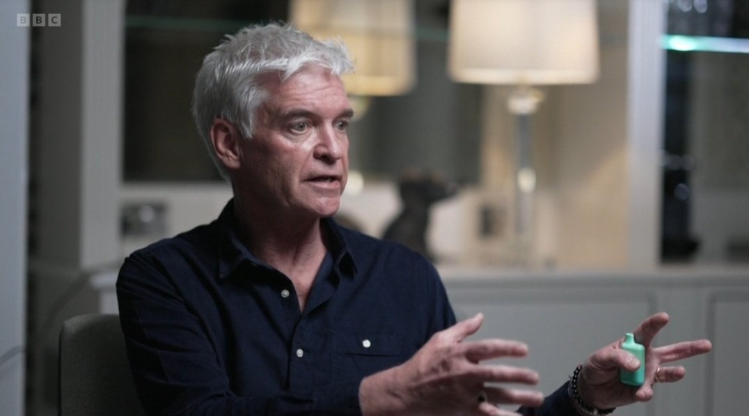 Why is he sat being interviewed with a vape in his hand 😭