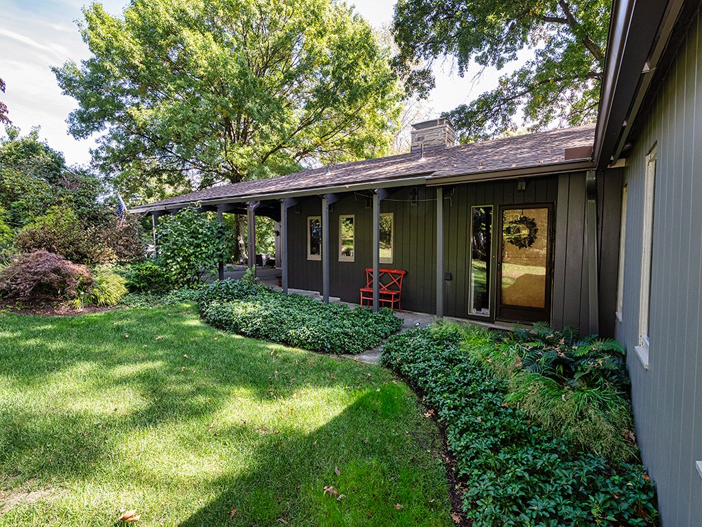 More than a Home...it is an architectural WOW! Inspired by Frank Lloyd Wright this is a Home you Must SEE! 
The Details:
1155 McCully Drive Penn Hills
4 Bedrooms, 3 Bathrooms
Listed at $419,900
lorihummel.howardhanna.com/Property/Detai…
#JustListed #HowardHanna #NewHome #Tour #pittsburghomes