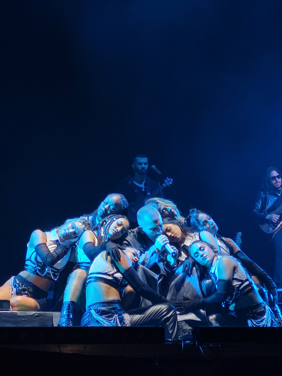 FiooRizzardi's tweet photo. Vivir un recital de manuel es todo lo que esta bien #ManuelTurizoViña2024 @CHILE_MTURIZO @elfestival https://t.co/tBmcu3iHgh