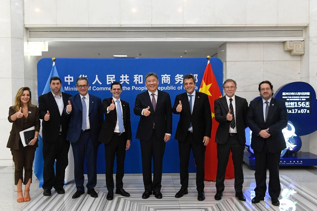 También dialogamos con el ministro de Comercio de China Wang Wentao, con quien trabajamos para seguir reforzando el comercio bilateral entre nuestros países al generar la apertura de nuevos mercados, que garantizarán que cada vez más productos argentinos se vendan en China.