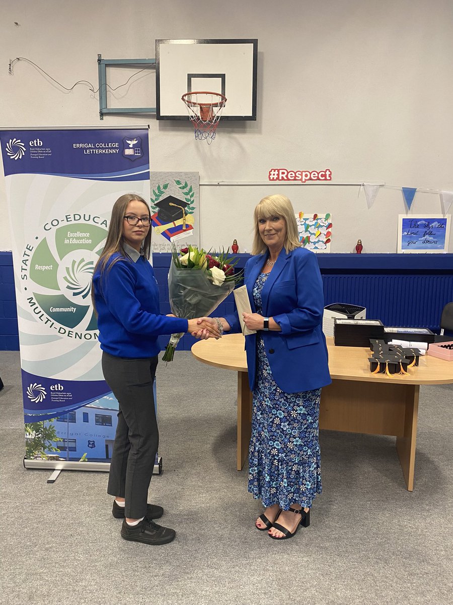 Leaving Certificate Year-Head ✨

The Graduation would not have been complete without recognising the incredible work undertaking by our LC year head, Ms. Russell-Kelly, over the past number of years 👏

Thank you for all you do for our students! 🌟

#WeAreDonegalETB