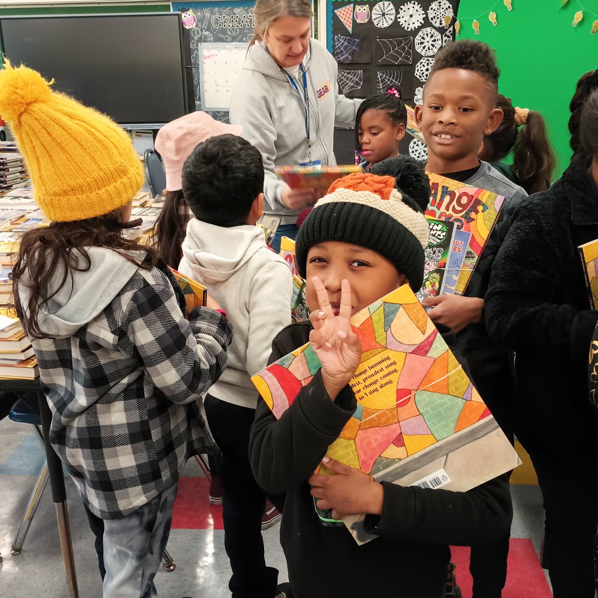 Book giveaways are very cool, thanks to our donors and volunteers! @sbcusd  @laschools @ComptonUnified @ala_aasl  #accessbooks #artmatters #schoollibraries #wallmurals #activehealthyinformed #healthiertogether #bookgiveaway #booksforlearning #booksforjoy #LAUSD #losangeleskids