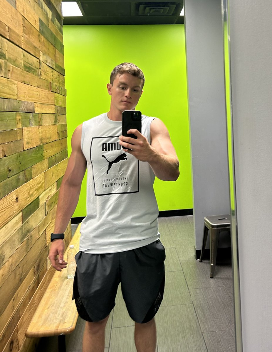 PowerThruPT's tweet photo. From starting my weight training journey at 130, to now weighing 175, I’ve made many mistakes along the way. Here’s a quick thread of 3 mistakes to avoid in order to optimize your weight gain journey. 🧵 
1/5 https://t.co/pjkyeMvK4W