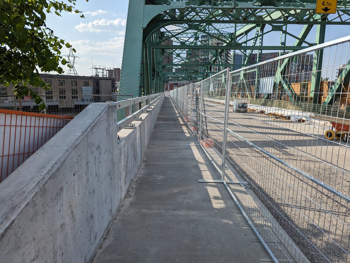 #ottbike #ottwalk
Chaudiere crossing has reopened to pedestrians and cyclists (with walk your bike signs) on the west side of the bridges, when the project is complete this section will be the southbound cycle track