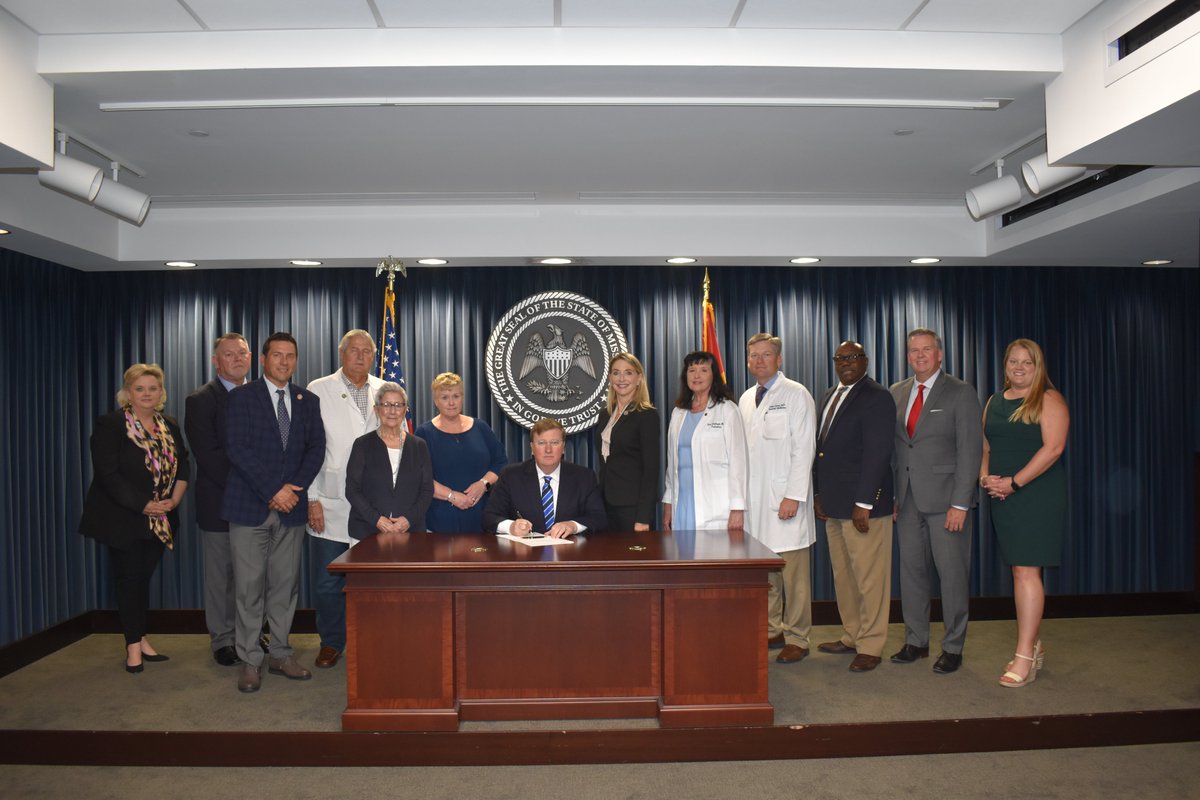 Governor Tate Reeves signed HB 4 today, making Tianeptine a schedule III controlled substance - removing it from over the counter sales effective July 1, 2023. Thank you Rep. Yancey, Rep. McLean, & Sen. Boyd for your leadership! @LeeYanceyMS @UnderwoodMcLean @NicoleAkinsBoyd