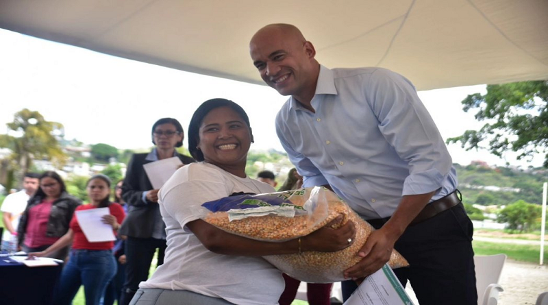 Entregan semillas de maíz a productores de Miranda

#IntegraciónEnLaDiversidad  

vtv.gob.ve/comienza-ciclo…