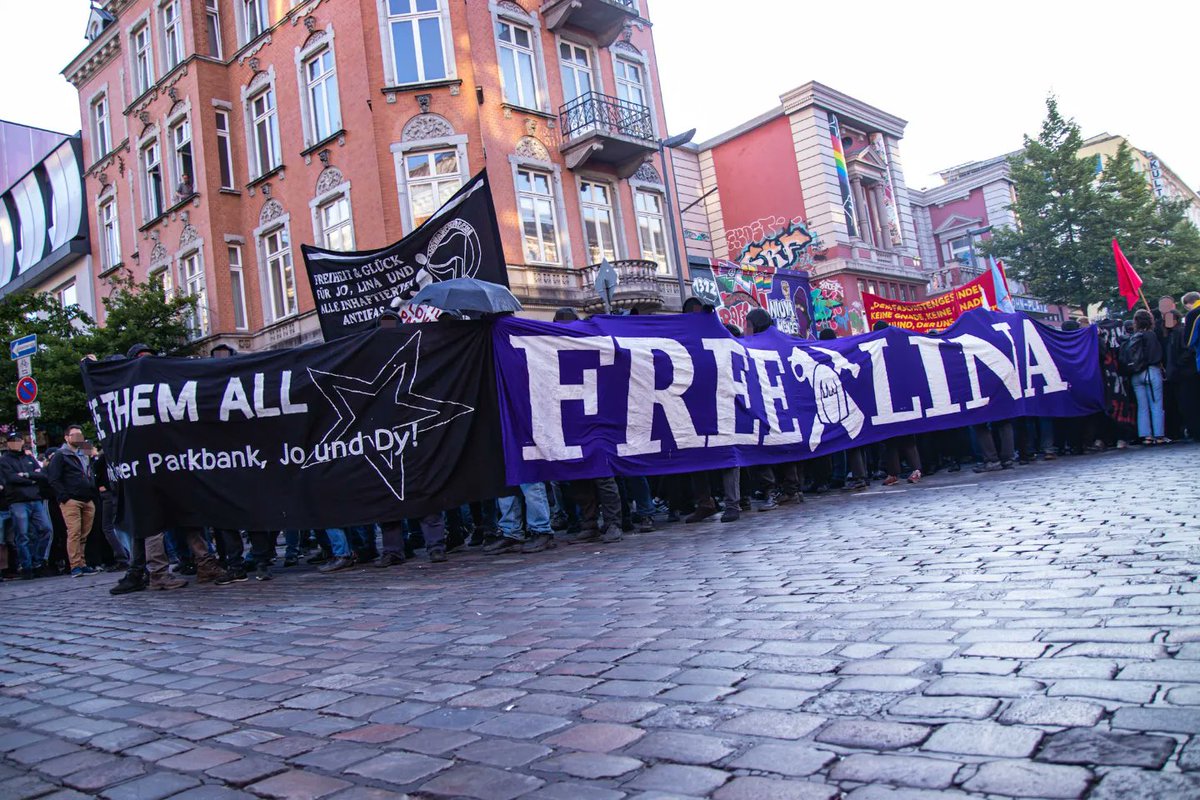 Gestern waren wir mit mehr als 2500 weiteren Antifaschist*innen auf der Straße um unserer Wut über das Urteil im Antifa-Ost-Verfahren Ausdruck zu verleihen. /1

#hh3105 #le0306 #Hamburg #Leipzig #antifaost #freelina 

📸: @report_rio