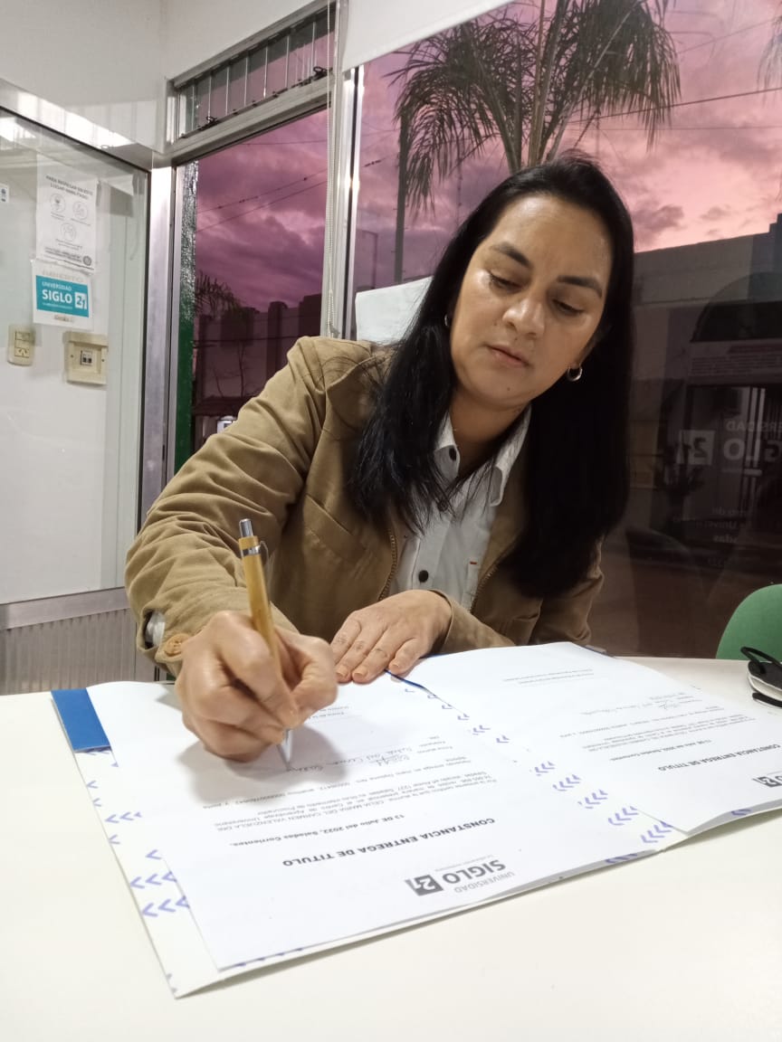 Siglo21S's tweet photo. Nueva profesional en Saladas!

Felicitamos a Celia Valenzuela por obtener su título Universitario de PROCURADORA

Muchas felicitaciones

#Procuradora #Saladas #UniversidadSiglo21 https://t.co/6id5oZsASR