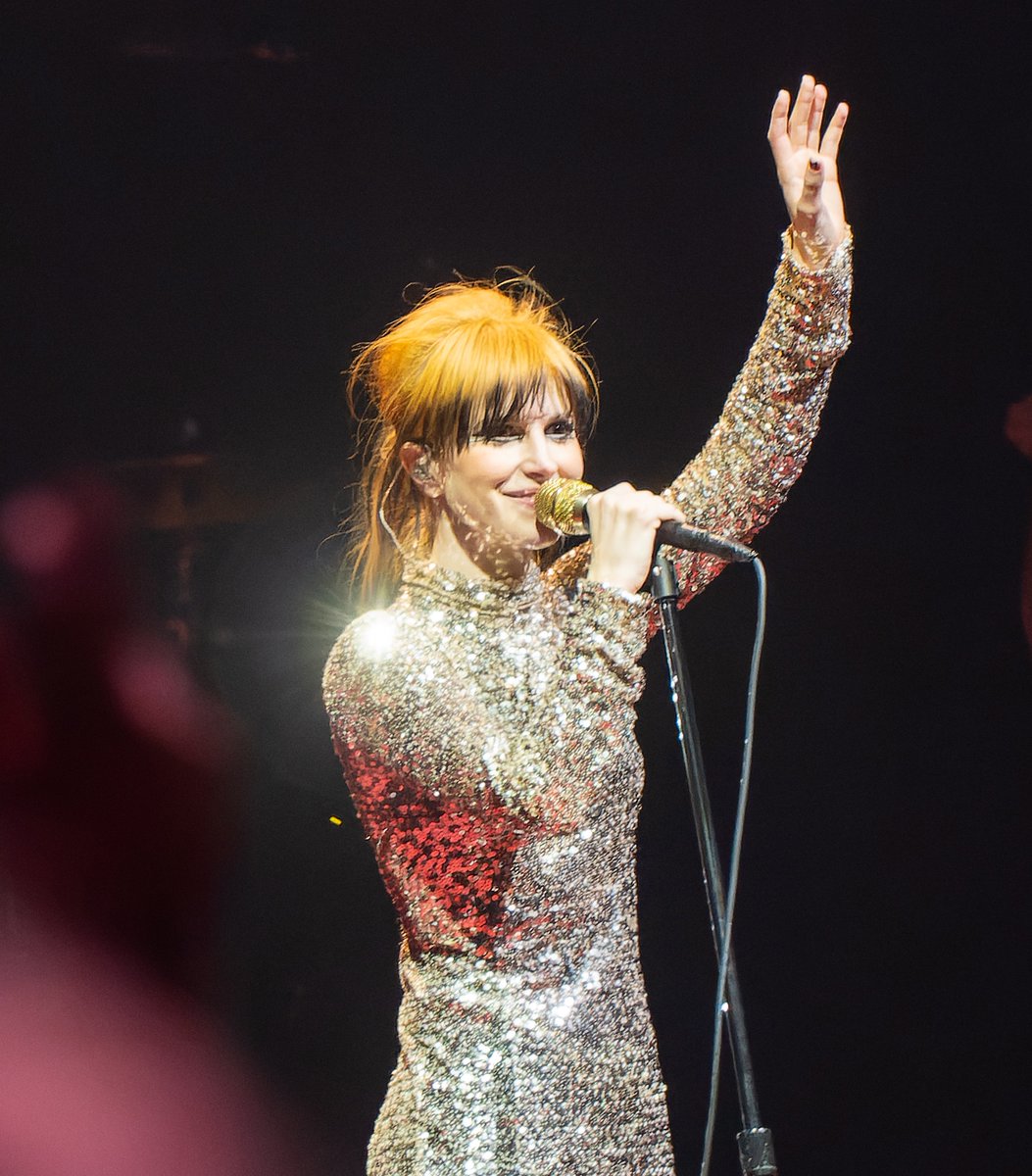 TheSwiftSociety's tweet photo. 💬| Hayley Williams when being handed a "Speak Now" bracelet:

"It comes at a very interesting time that you’re giving me this to wear, that’s all I’ll say" https://t.co/RiPQW2MNua