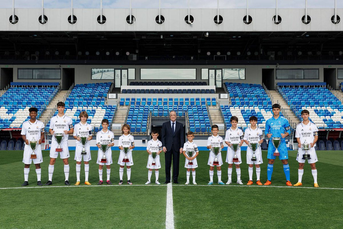 Florentino Pérez bersama para kapten dari tim akademi Real Madrid yang musim ini menjuarai Liga mereka masing-masing. 🏆

➜ Benjamín B (U9)
➜ Benjamín A (U10)
➜ Prebenjamín A (U8)
➜ Juvenil C (U17)
➜ Juvenil A (U19)
➜ Alevín C (U11)
➜ Alevín A (U12)
➜ Cadete A (U16)
➜…