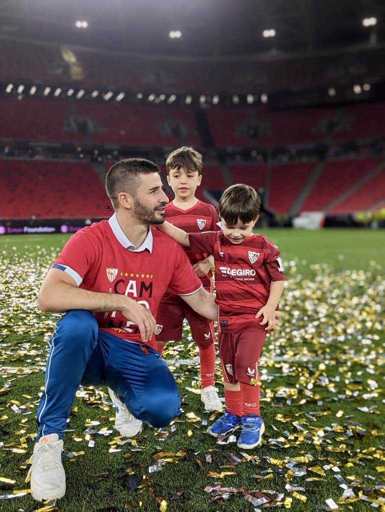 Esta fotito de <a href="/narfrico/">Fran Rico</a> con sus hijos, Mikel y André, cuando el campo ya se vació, el trofeo ya se entregó, y en el césped se pisa confeti. Ese minuto de la ostia, en la intimidad de la familia, para paladear con ellos lo que has hecho. 🔝🔝