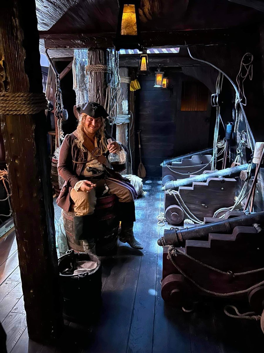 POTC_SOTL's tweet photo. Behind the scenes
#Pirates #piratesofthecaribbean #shooting #werk #secretsofthelamp #fanfilm #jacksparrow 
@BRUCKHEIMERJB @exkevinmcnally https://t.co/jVmeYeevuz
