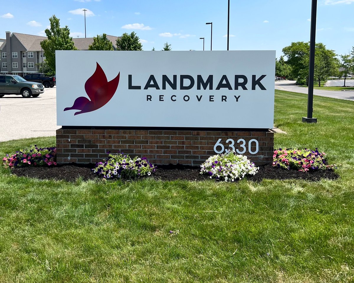 landmarkrecover's tweet image. The new flowers are beautiful Landmark Recovery of Indianapolis. 🌺 💜

#landmarkrecovery #indianapolis #planting #plantingseason #flowers