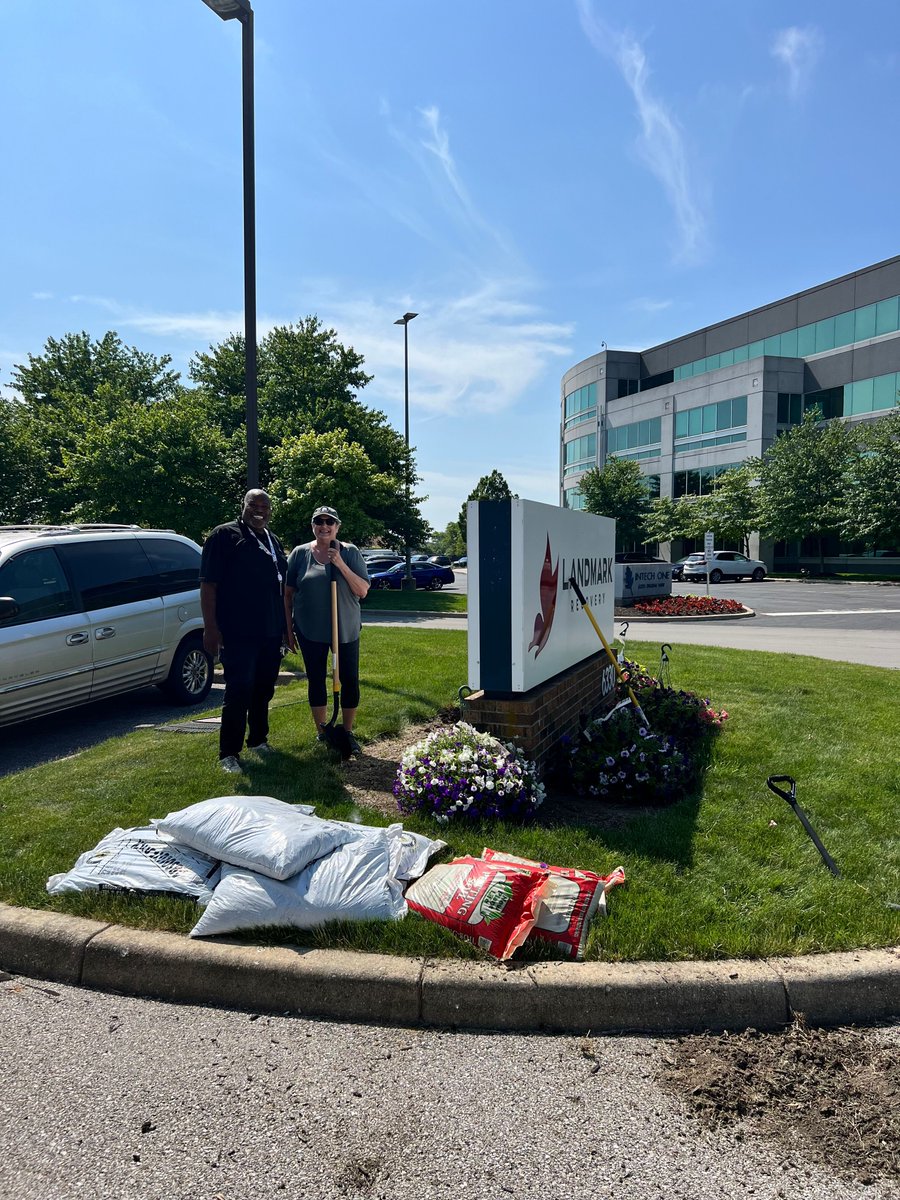 landmarkrecover's tweet image. The new flowers are beautiful Landmark Recovery of Indianapolis. 🌺 💜

#landmarkrecovery #indianapolis #planting #plantingseason #flowers