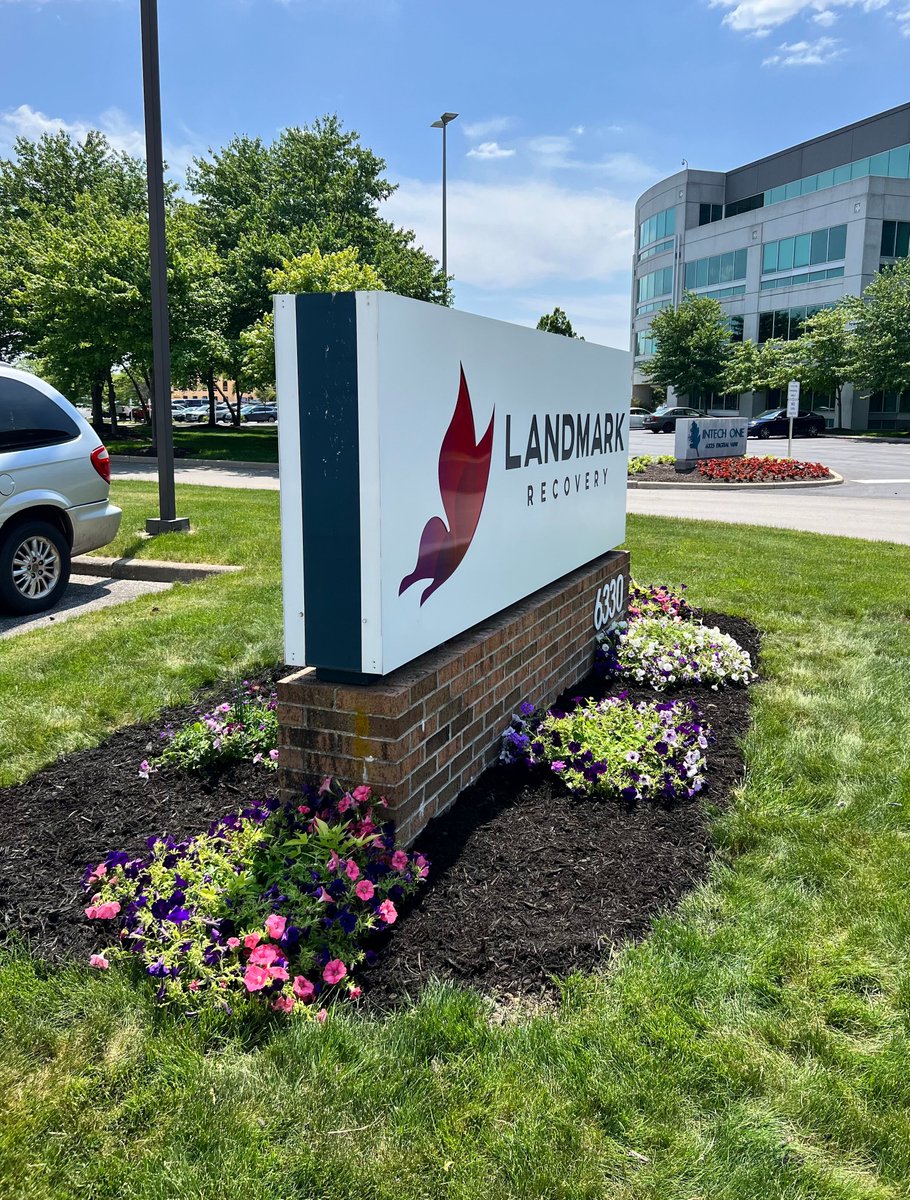 landmarkrecover's tweet image. The new flowers are beautiful Landmark Recovery of Indianapolis. 🌺 💜

#landmarkrecovery #indianapolis #planting #plantingseason #flowers