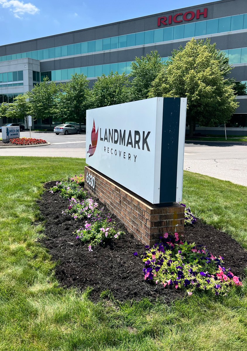 landmarkrecover's tweet image. The new flowers are beautiful Landmark Recovery of Indianapolis. 🌺 💜

#landmarkrecovery #indianapolis #planting #plantingseason #flowers