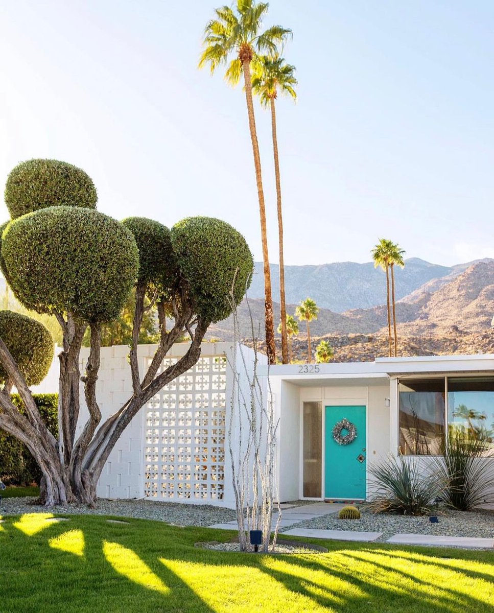 VisitorTips's tweet photo. Discover hidden treasures, unwind in luxurious resorts, and indulge in the natural beauty of Palm Springs.🌴🌵

From breathtaking hikes to trendy boutiques, this desert paradise has it all.

Click the link in our bio to learn more✨

#visitpalmsprings #EscapeToParadise https://t.co/4ywX0HzNMX