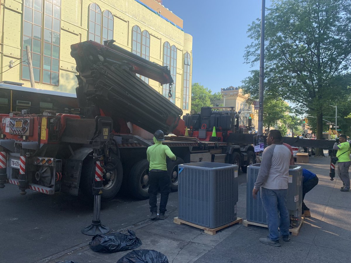 chaptzem's tweet photo. New A/C units for Emunas Yisroel. https://t.co/RX6t57Z9Az