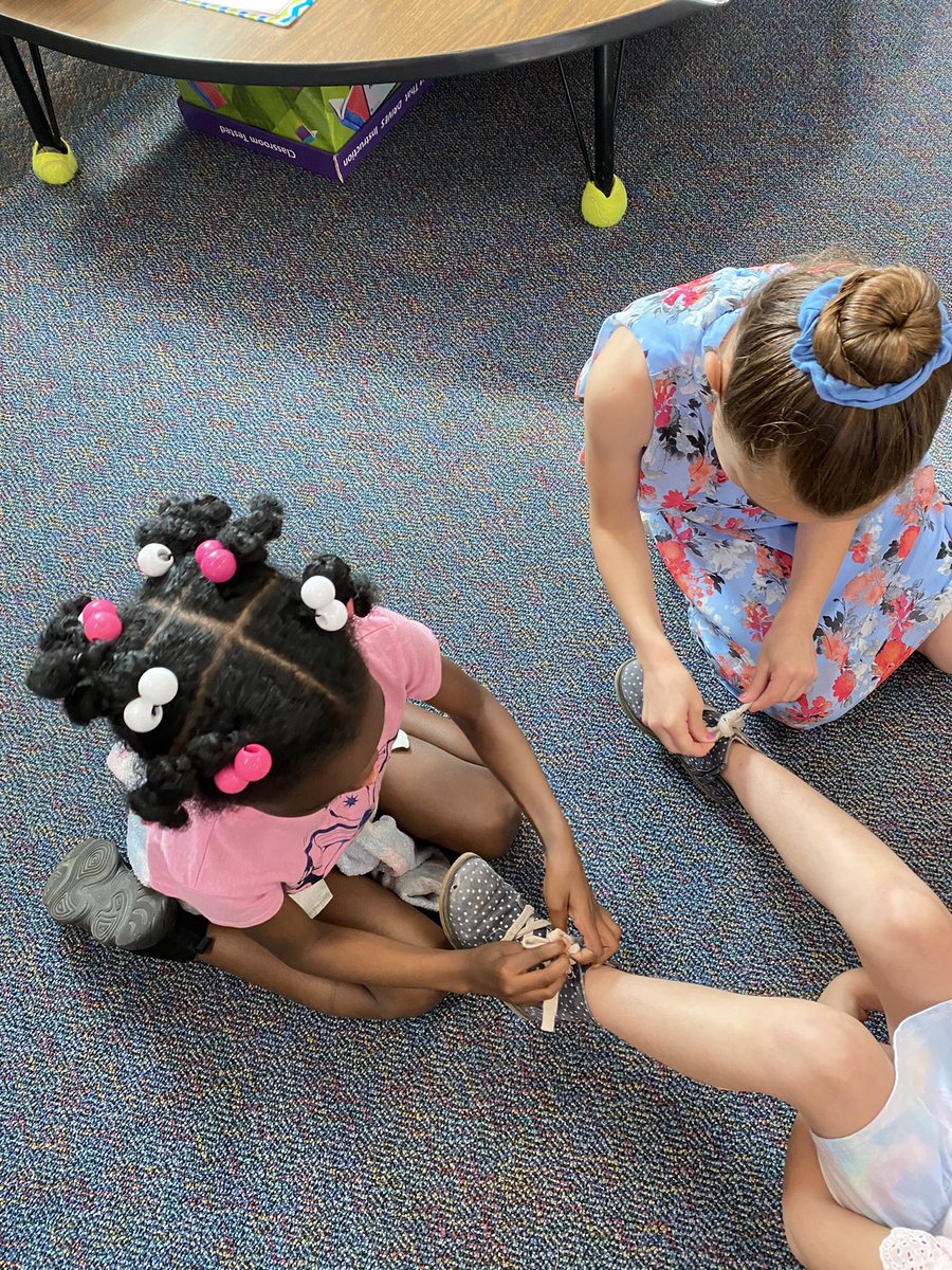 We have some more SHOE-per Heroes ready to help friends tie shoes 👟💙