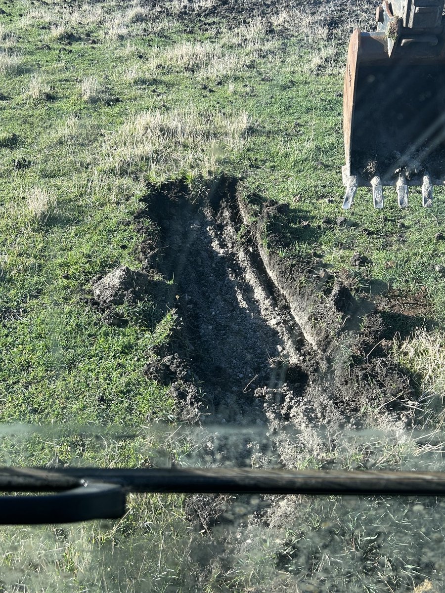 Can anyone shed any light on how this layer of lime looking material has formed? Heavy black then lime, then clay sands