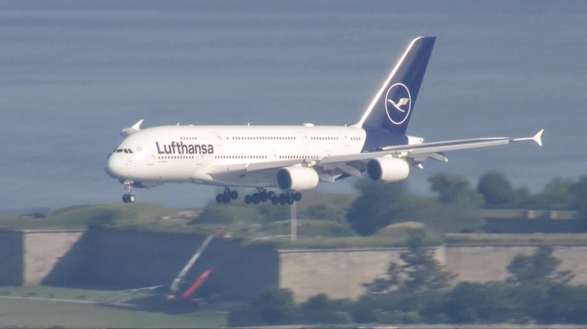 kwilesjrnews's tweet image. Moments ago, the first @lufthansa Airbus A380 landed at Logan Airport, arriving from Munich Germany just before 5:30pm, passing by a British Airways A380 which was on the taxiway awaiting a gate assignment.
The mega jet then showcased it's true size behind an American 737.

#wcvb