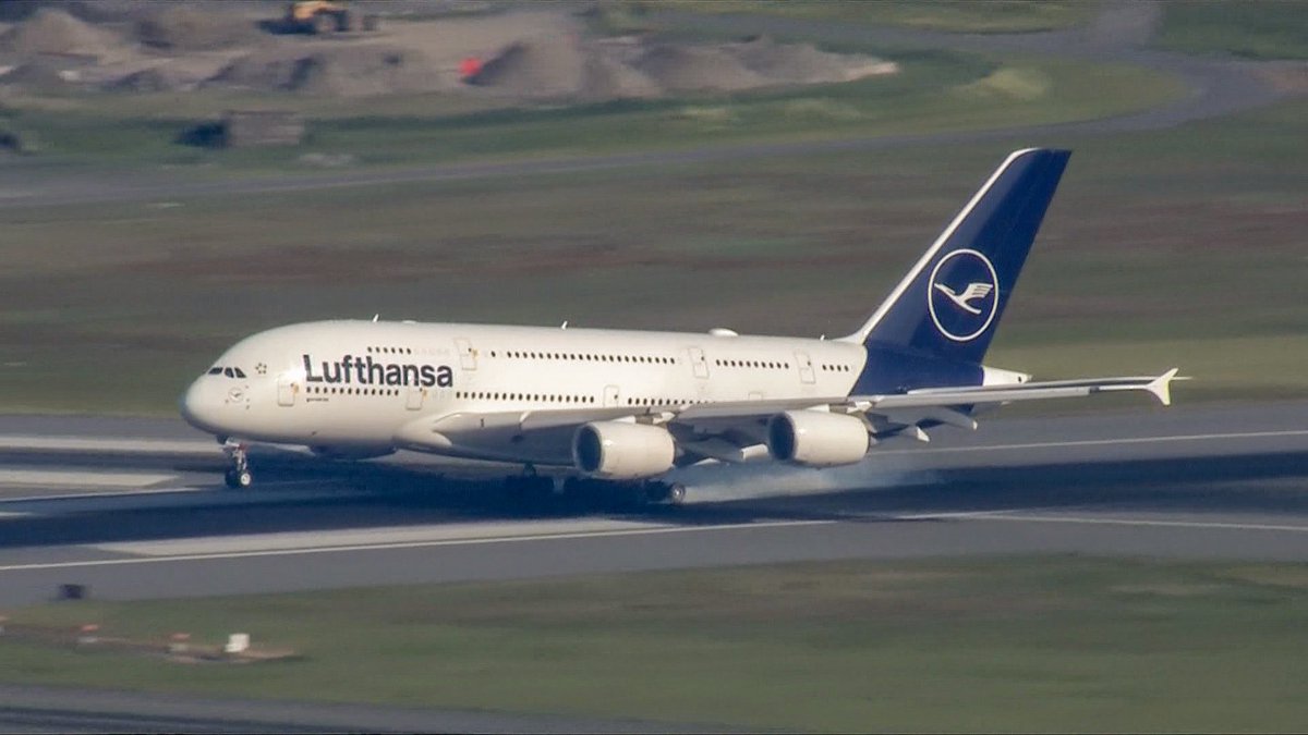 kwilesjrnews's tweet image. Moments ago, the first @lufthansa Airbus A380 landed at Logan Airport, arriving from Munich Germany just before 5:30pm, passing by a British Airways A380 which was on the taxiway awaiting a gate assignment.
The mega jet then showcased it's true size behind an American 737.

#wcvb