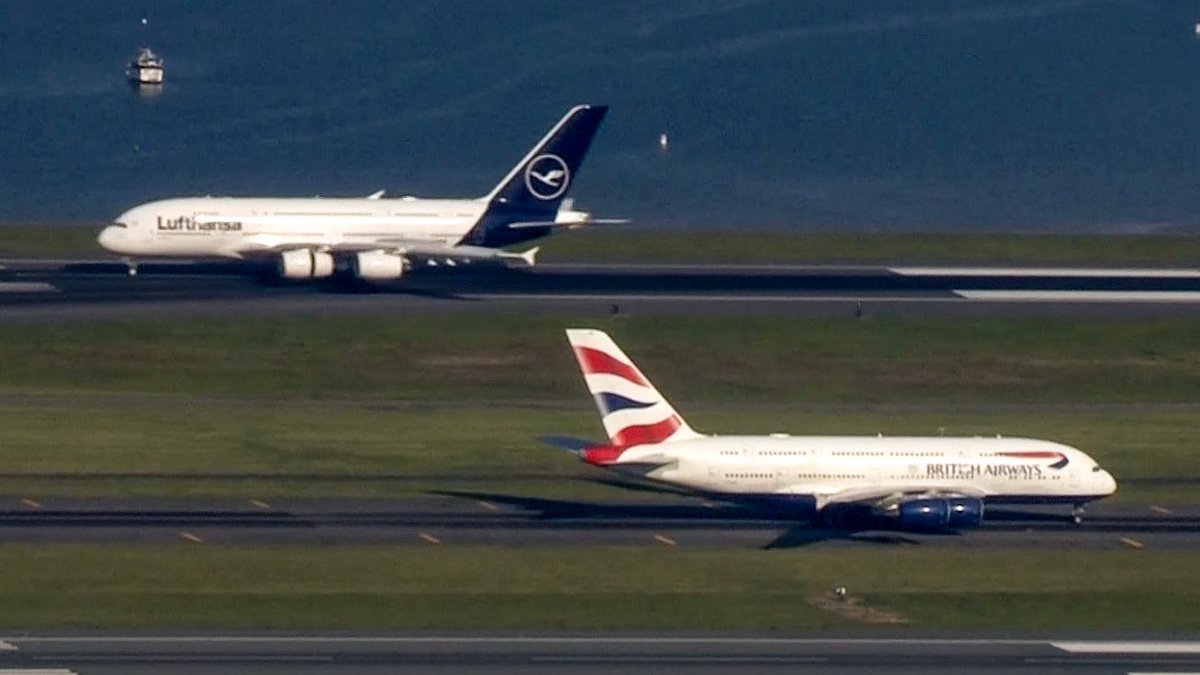 kwilesjrnews's tweet image. Moments ago, the first @lufthansa Airbus A380 landed at Logan Airport, arriving from Munich Germany just before 5:30pm, passing by a British Airways A380 which was on the taxiway awaiting a gate assignment.
The mega jet then showcased it's true size behind an American 737.

#wcvb