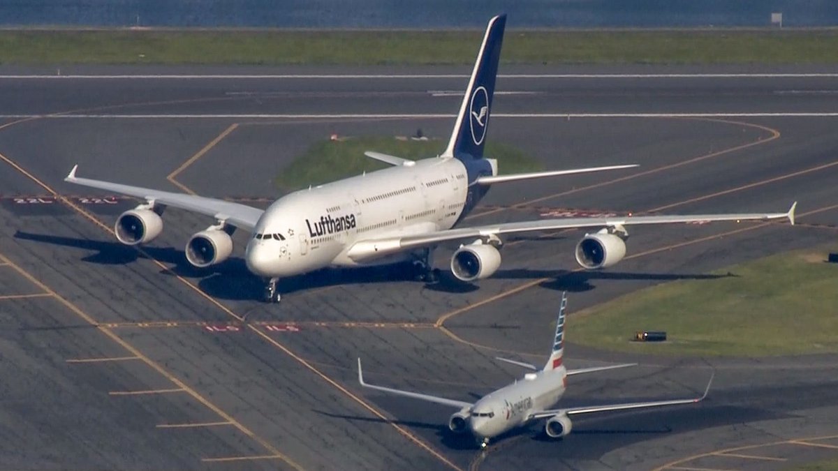 kwilesjrnews's tweet image. Moments ago, the first @lufthansa Airbus A380 landed at Logan Airport, arriving from Munich Germany just before 5:30pm, passing by a British Airways A380 which was on the taxiway awaiting a gate assignment.
The mega jet then showcased it's true size behind an American 737.

#wcvb