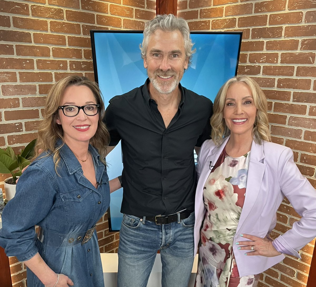 jodyvance's tweet photo. Look who’s joining us tonight on #steeleandvance. The greatest of humans, @trevor_linden talking @YWCA_Canada @menshealthfdn and his own personal journey. @steeletalk @CHEK_media https://t.co/aadm2ZhRJI