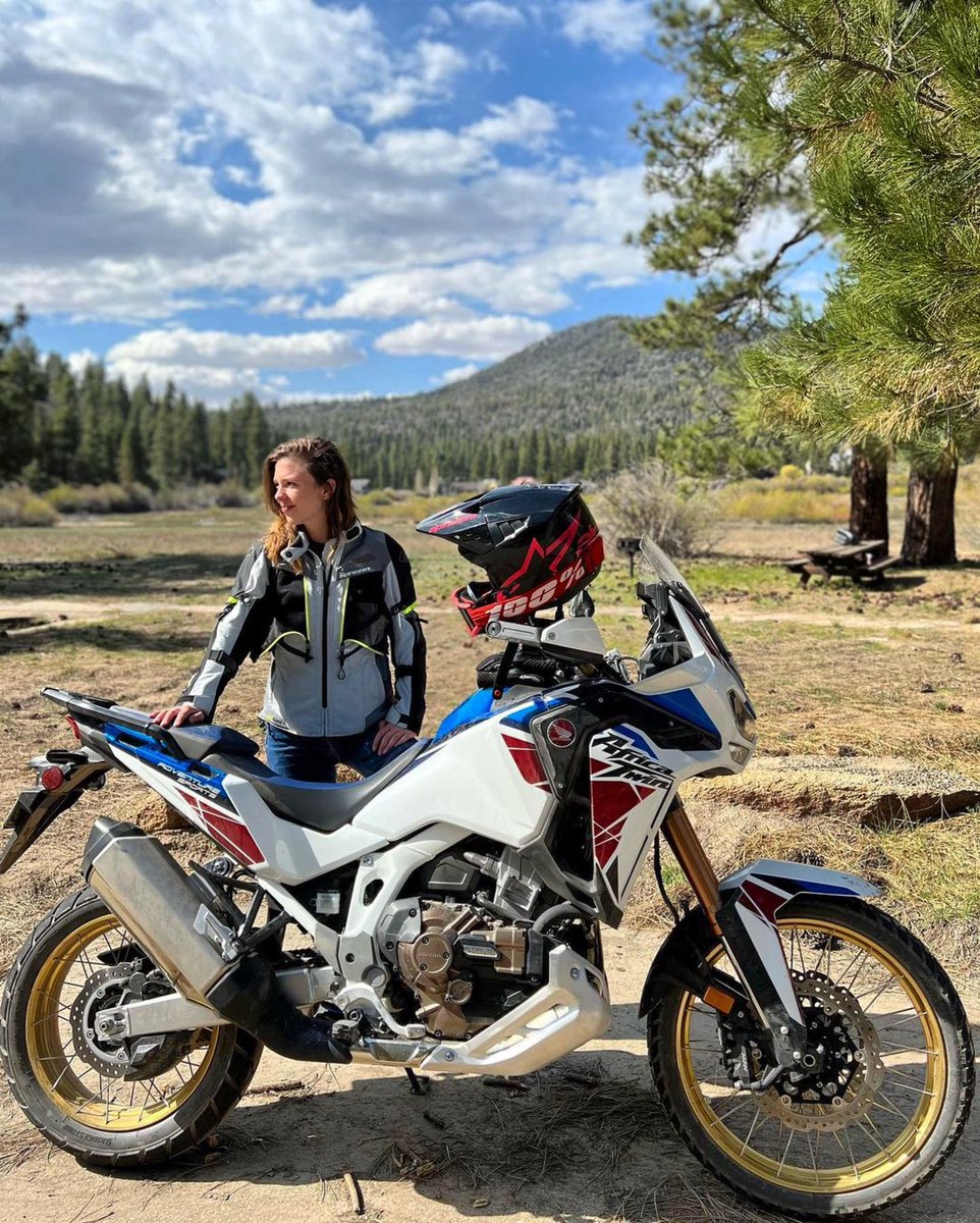 For those who choose the long way home. For riders who prefer to carve their own path. The Africa Twin takes your adventurous spirit and gives it 2 wheels + a 1084cc twin-cylinder engine. #BetterOnAHonda #AfricaTwin

🏍️: lifeonthemotorcycle 
📸: anandanineone