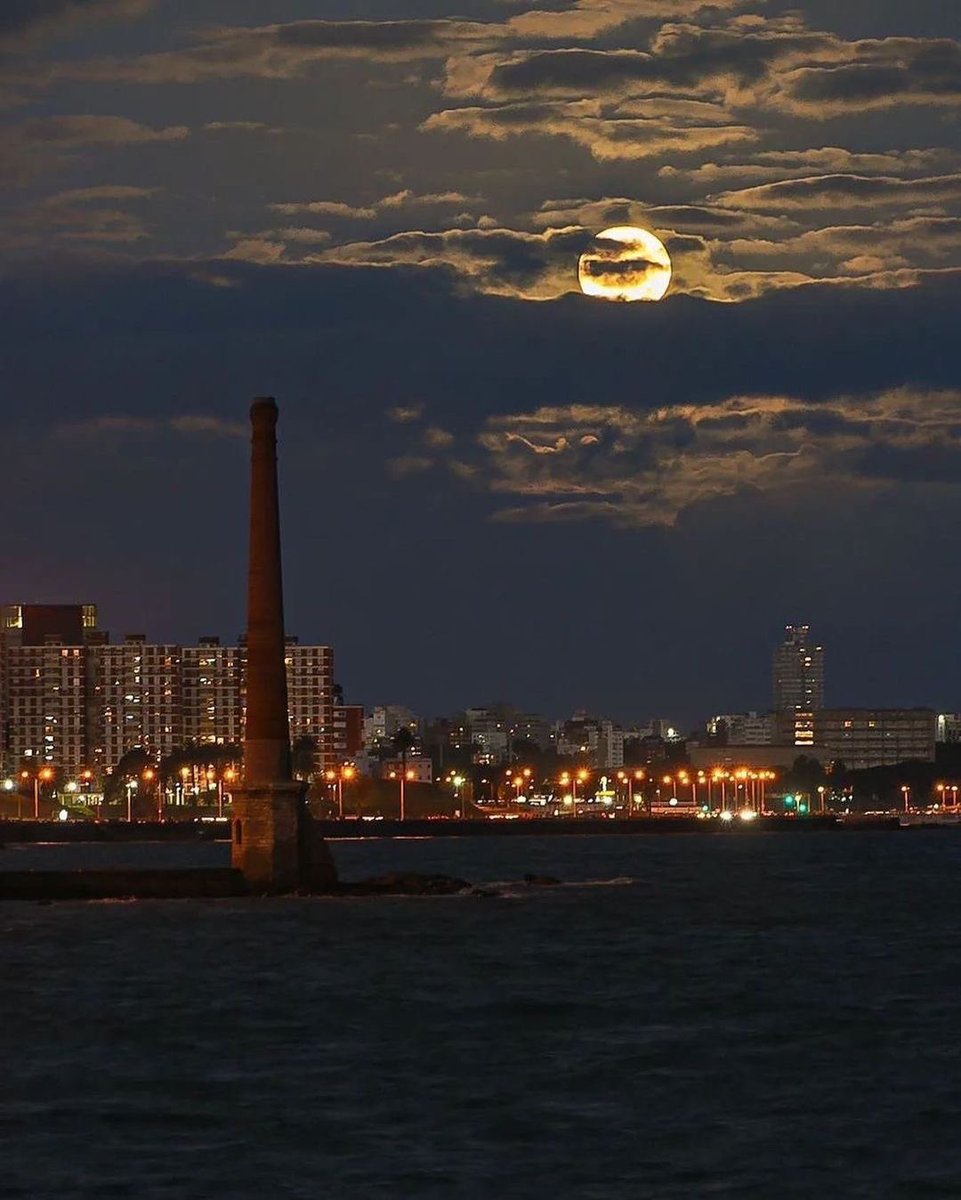 Luna llena en la rambla ✨ 
📍Montevideo, Uruguay.