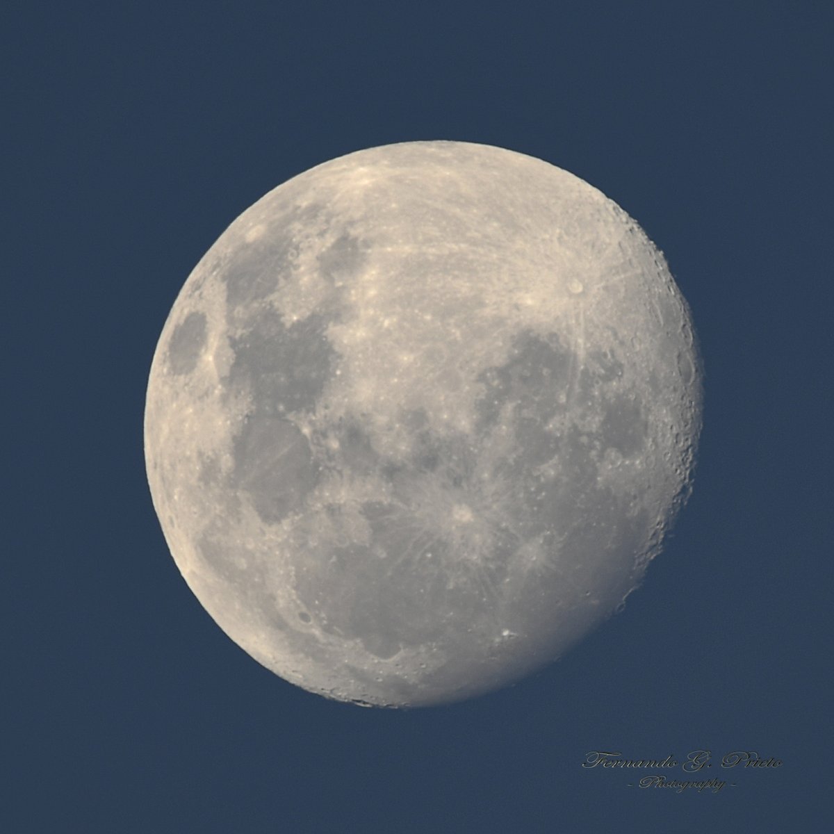 Así está Ella al anochecer... 😍🌔📷 🇦🇷
#Luna #Astronomia #Moonhour #MoonLovers