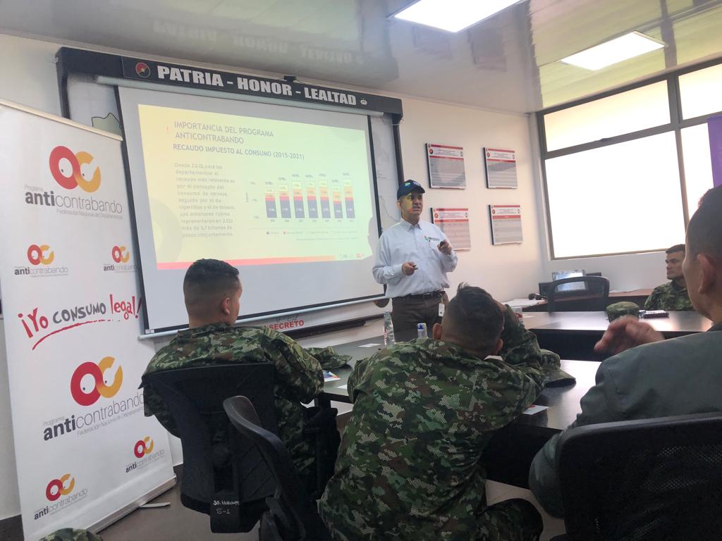 FNDCol's tweet photo. El Grupo Operativo de @HaciendaBogota y el #ProgramaAnticontrabando de la @FNDCol lideraron capacitación dirigida a miembros del Batallón de Policía Militar No 15 "Bacatá" del @COL_EJERCITO, sobre identificación de productos sujetos al impoconsumo. #TodosContraElContrabando https://t.co/lLeBJBoDfC