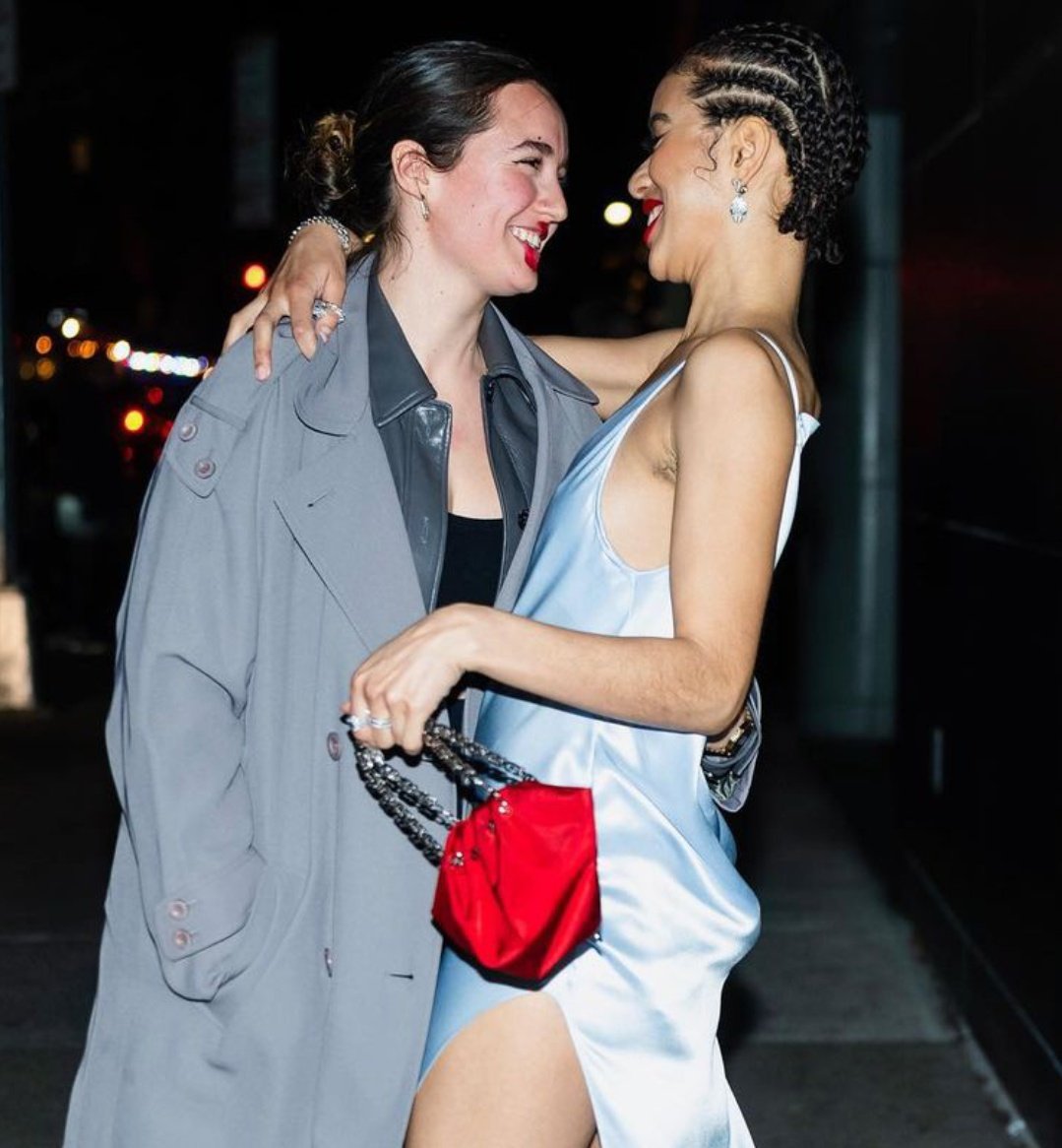 sapphics like on Twitter "jasmin savoy brown and her girlfriend"