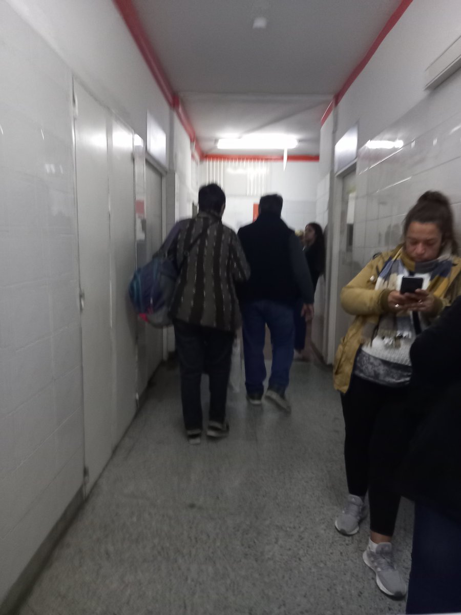 Hoy mostramos "el afuera". Ahora te mostramos "el adentro" del Sanguinetti.
Otra vez que te veas tentado/a a decir "en Salud hicieron cosas", volvé a mirar este tuit. 
Muestra en parte la realidad de la Salud de Pilar con este #GobiernodeInutiles.
#ChauAchaval