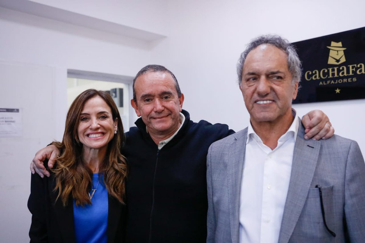 gastonharispe's tweet photo. Acompañé a @danielscioli y @vtolosapaz en la fábrica de alfajores Cachafaz. Para ganar al PRO, aumentar la producción y distribuir la riqueza. El #Peronismo de la #Soberanía construye la propuesta en todo el País. #UnidadNacional #Federalismo #TierraTechoTrabajo https://t.co/HD76dzi0Ml