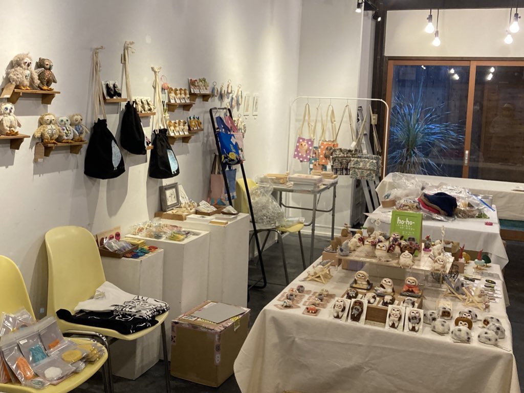 hohozakka's tweet photo. はんなりho-ho-展
京都にふくろう雑貨大集合🦉

本日6月2日(金)12時より開催いたします。

大雨の為JRが運転見合わせの可能性もあるとの事ですので、ワークショップを予定されている方も、当日納品予定の作家さんも無理のない範囲でご予定ください😌

#はんなりhoho 

https://t.co/wYc0zXDpnq https://t.co/tmASq1pSyT