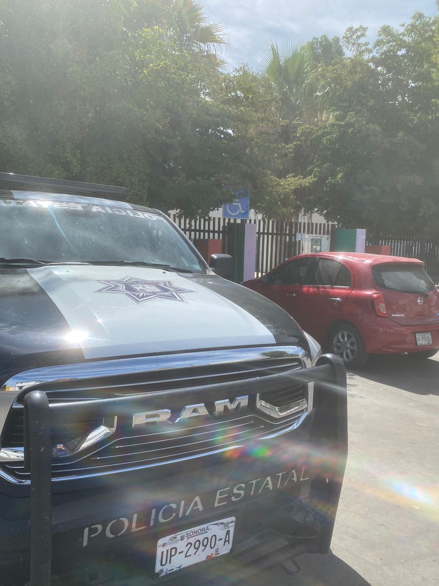 elmitoteromx's tweet photo. Estacionan unidades de la policía estatal en cajones de la Asociación de niños con Autismo (ASPANA)

"No es la primera vez y se les ha pedido en repetidas ocasiones no ocupar los espacios. Lo hacen porque llegan al negocio de llantas de enfrente", señalan.
@SSPSonora
#ElMitotero https://t.co/EdA3HPq01l