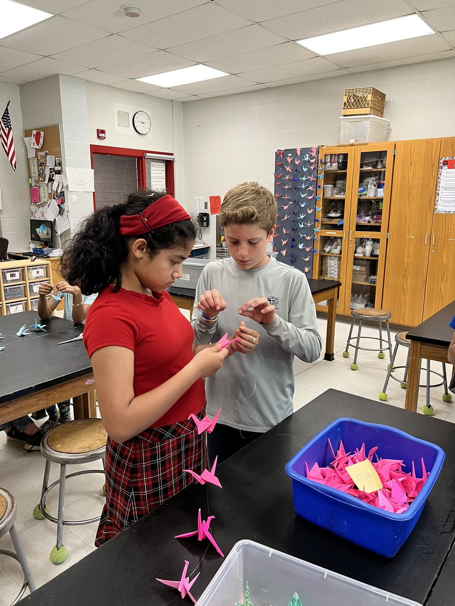 We dropped off 1000 paper cranes at Hall Memorial Library today 💕 We can’t wait to see how this turns out 🥳 @CenterReads <a href="/WindyWhales/">Windermere School</a> <a href="/CLSPrincipal_/">John Powell🐯</a> <a href="/PrincipalJHill/">JHill</a> <a href="/MikeVerderame/">Mike Verderame</a>