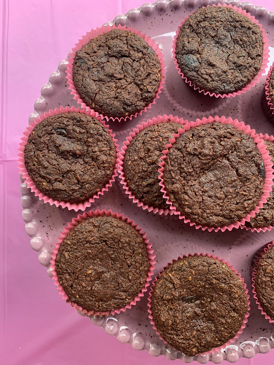 Pasen por #NatsPasteleria 👩🏻‍🍳🌱 y llévense un cafecito ☕️ con nuestras Galletas de Avena y Zanahoria 🥕 o Muffins de Doble Chocolate 🍫 🤤👌🏼 #NoContamosCaloriasContamosNutrientes #PasteleriaSaludable #ServicioToGo #GalletasVeganas #PlantBasedBogotá #MuffinsDeChocolate