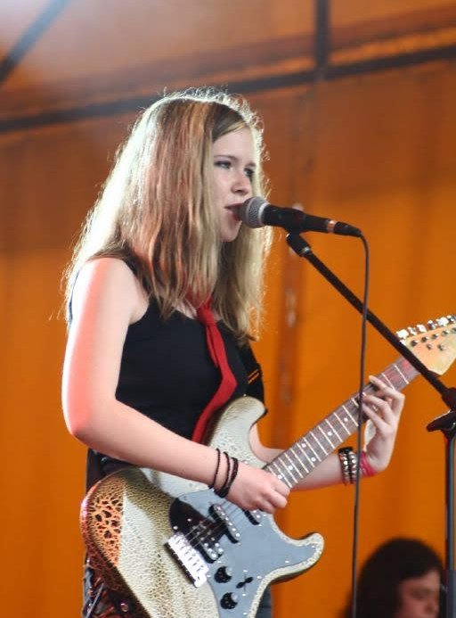 QT with a throwback of yourself 🤘

Cami at 16 with big dreams of becoming a rock star ☺️ 🎸✨️