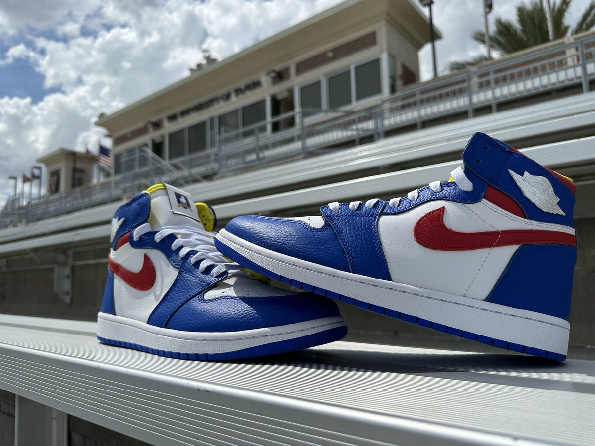 ChadMoodie's tweet photo. The AJ1 ‘Air Lasso’ - After 3 incredible seasons of Ted Lasso and watching him rock fresh kicks, it was time Ted and AFC Richmond got their own pair.

#TedLasso #TedLassoAppleTV 
#AFCRichmond #CustomNikes https://t.co/48ZpOlLkS8