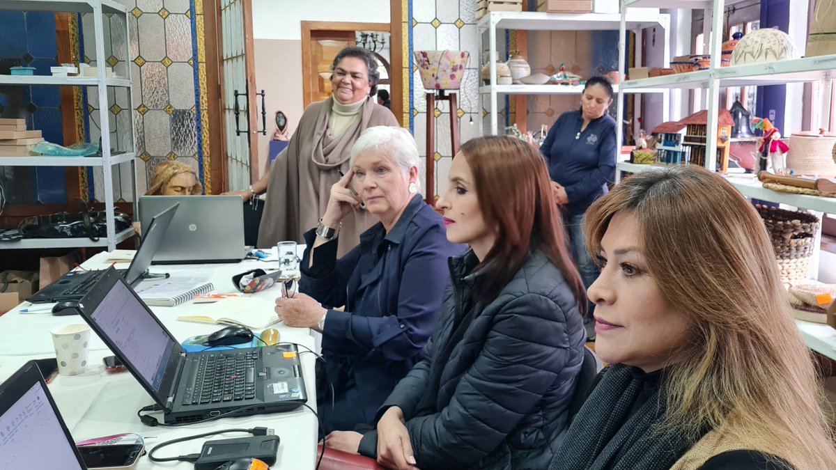 CIDAPAMERICA's tweet photo. 💪 El día de hoy iniciamos con el proceso de curaduría para el Festival de Artesanías de América #FAAM2023.

😍 Con centenas de trabajos recibidos, los jurados se han encontrado con lo mejor de la artesanía nacional e internacional. https://t.co/YSRwguJsNa