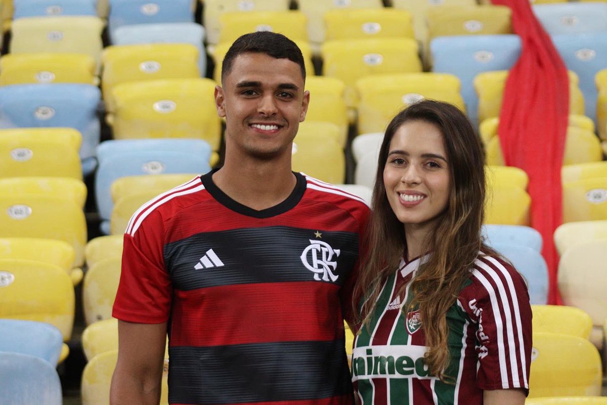 maracana's tweet photo. Rubro-negro. Tricolor. É dia de #FlaFlu445 🇦🇴🇭🇺
📸 @rsantosarantes https://t.co/P0WQrYRDZH